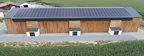 Photo aérienne d'un bâtiment avec des panneaux photo-voltaïques base
