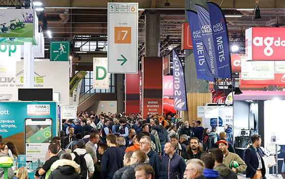 Foule de visiteurs présents au salon SIMA