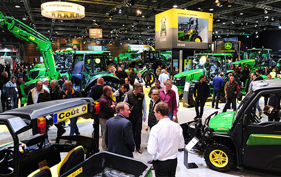 Visiteurs devant le stand John Deere